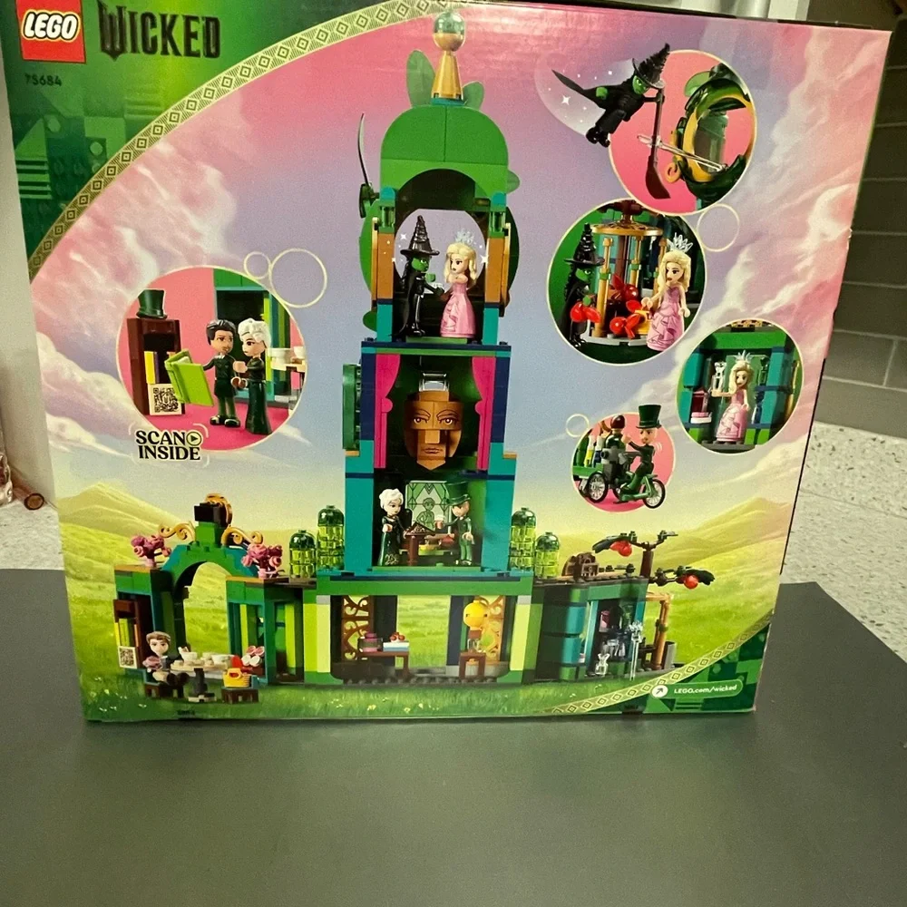 LEGO Wicked WelcomeTo Emerald City 75684 945Pcs 9+ Playset - Green/Gold/Pink NIB - Picture 4 of 13